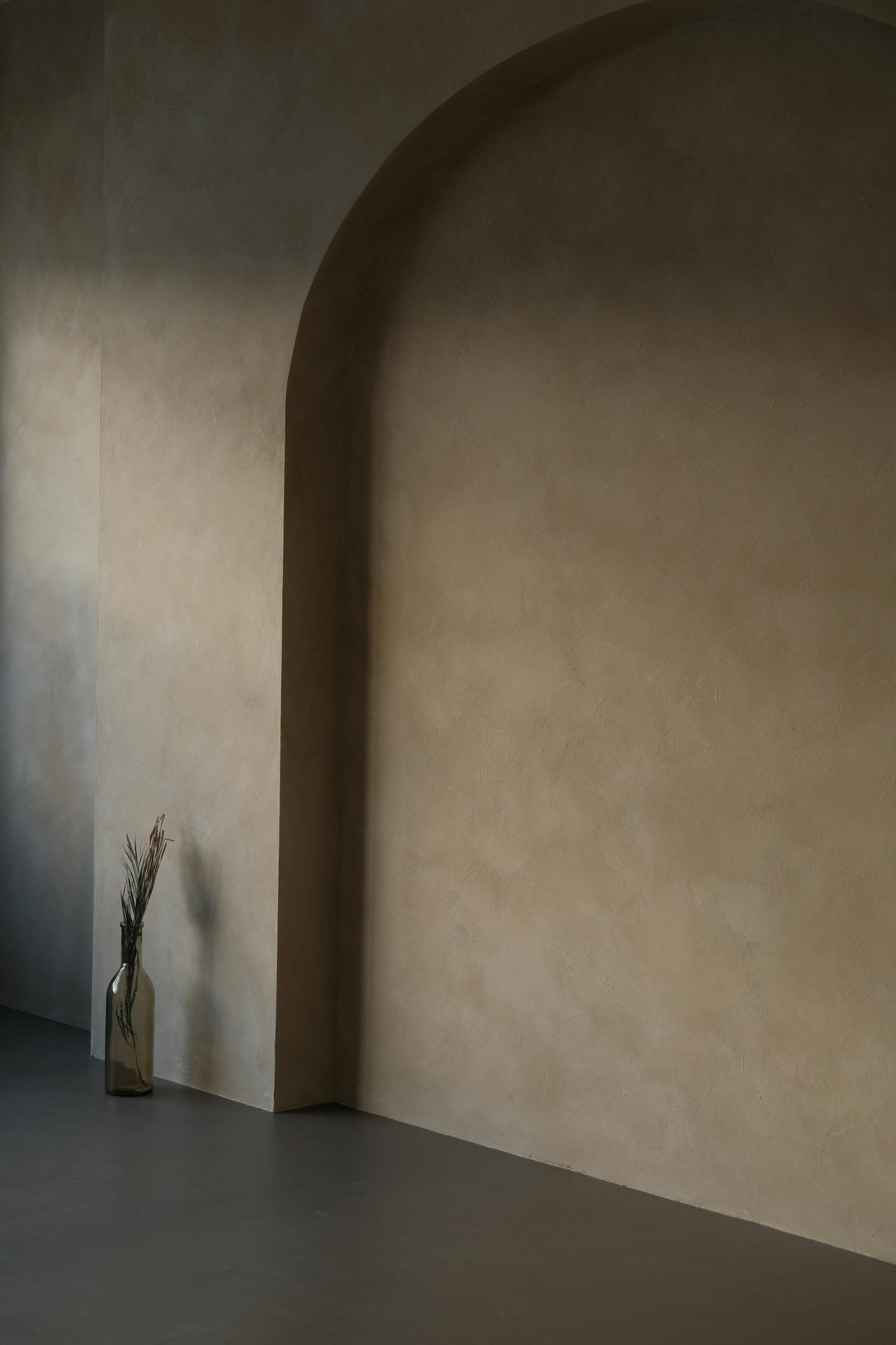Minimalist arch with vase in a Lisbon interior